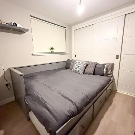 2-bed Flat In East End Apartman