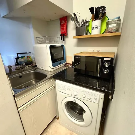2 Bed Flat - Sleeps 4 - Parking - Wifi