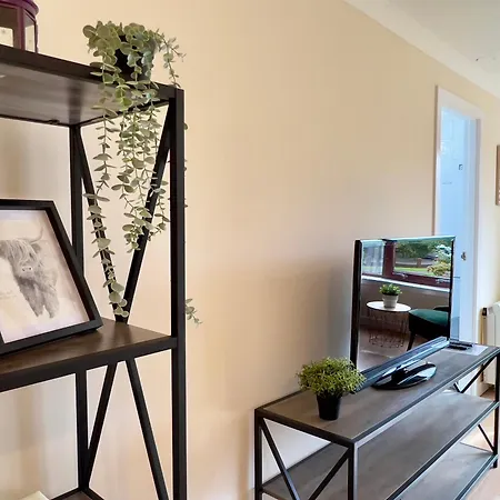 Apartment Garden-view 2br - Free Parking & Wifi Glasgow