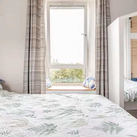 Warm Upgraded Top-floor Flat In Finnieston Glasgow