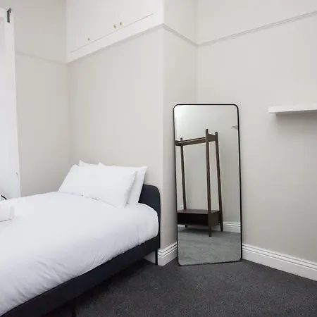 Stylish Southside 2 Bedroom Flat With Free Parking *