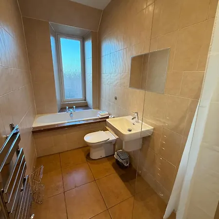 Spacious Tenement With Free Parking *