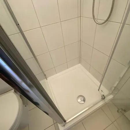 Modern 2 Bedroom Flat In Finnieston, With Private Parking