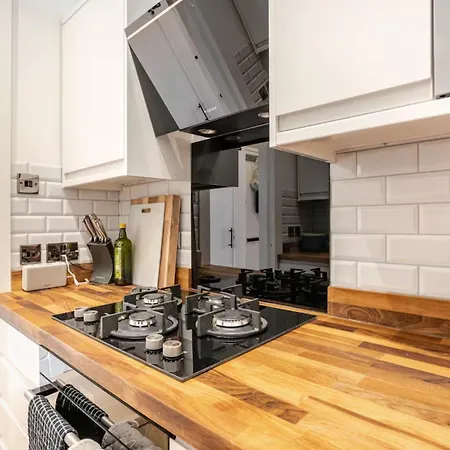 Warm Upgraded Top-floor Flat In Finnieston