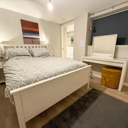 2-bed Flat In East End Apartment *