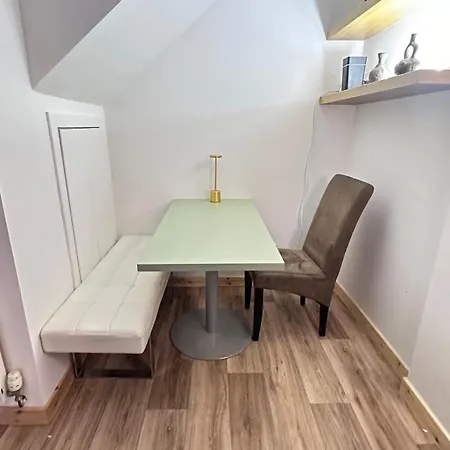 Peaceful And Stylish Garden Flat Close To Transport And Centre *