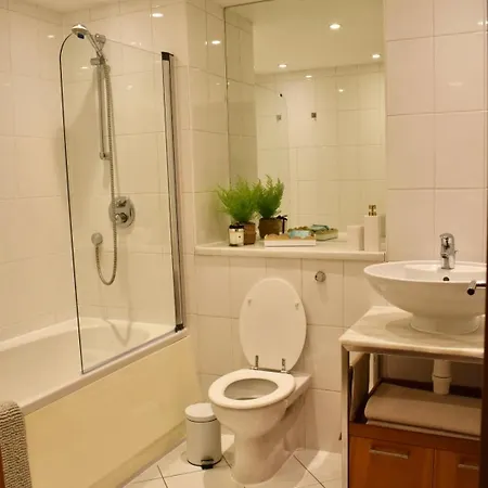 Luxury Historic City-centre Flat & Free Parking