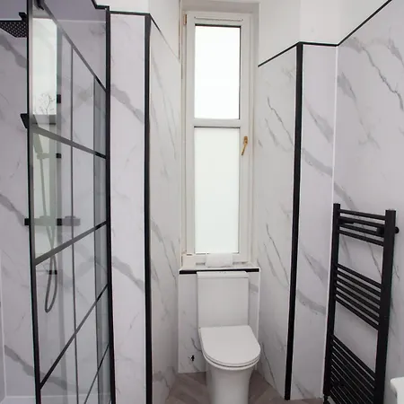 Stylish Southside 2 Bedroom Flat With Free Parking *