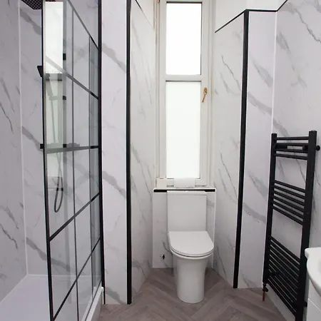 Stylish Southside 2 Bedroom Flat With Free Parking *