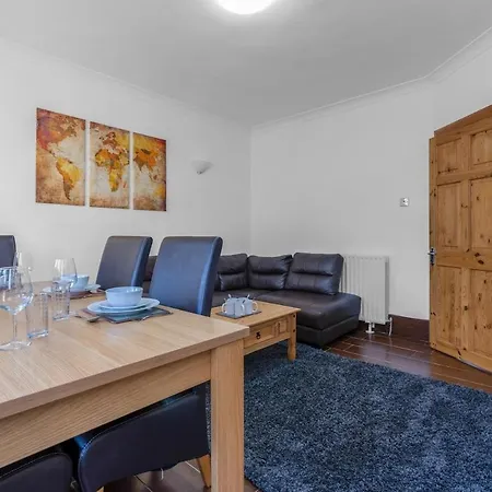 3 Bedroom Apartment - Glasgow Cromdale St - Sleeps 5 - Contractors, Business & Relocations - Free Parking * Glasgow