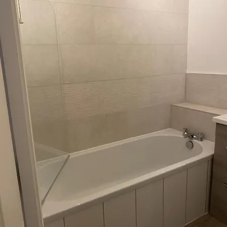 Modern 2 Bedroom Flat In Finnieston, With Private Parking Glasgow
