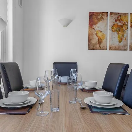 3 Bedroom Apartment - Glasgow Cromdale St - Sleeps 5 - Contractors, Business & Relocations - Free Parking Glasgow