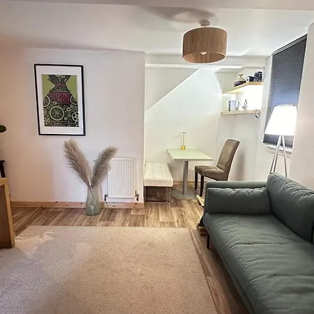 Peaceful And Stylish Garden Flat Close To Transport And Centre * גלאזגו