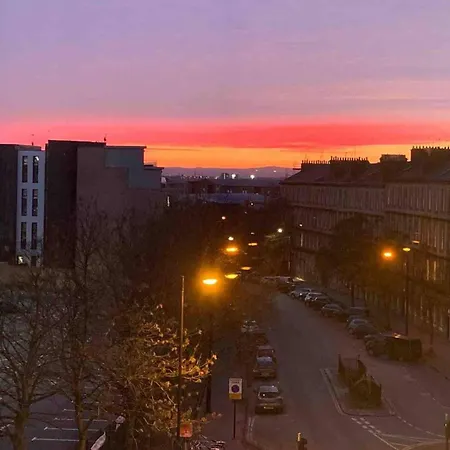 Apartment Warm Upgraded Top-floor Flat In Finnieston