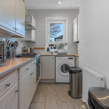 3 Bedroom Apartment - Glasgow Cromdale St - Sleeps 5 - Contractors, Business & Relocations - Free Parking * Glasgow