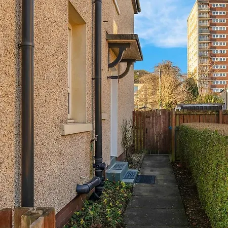 3 Bedroom Apartment - Glasgow Cromdale St - Sleeps 5 - Contractors, Business & Relocations - Free Parking *