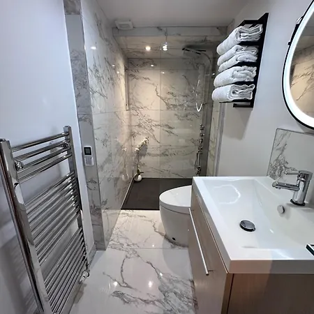 Peaceful And Stylish Garden Flat Close To Transport And Centre Glasgow