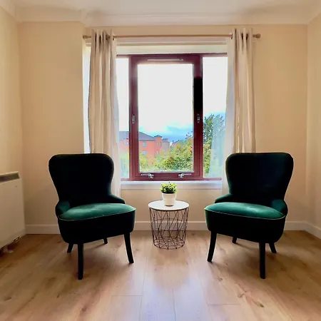 Garden-view 2br - Free Parking & Wifi Apartment Glasgow