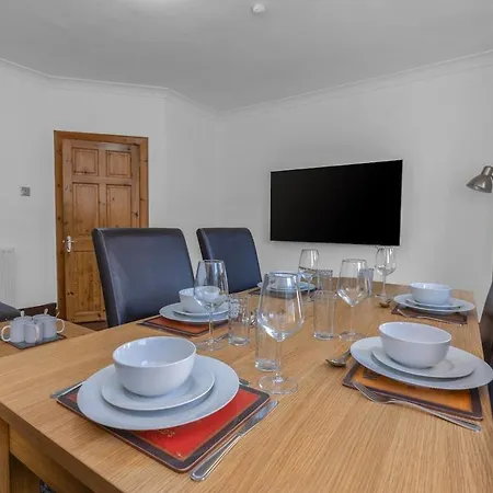 3 Bedroom Apartment - Glasgow Cromdale St - Sleeps 5 - Contractors, Business & Relocations - Free Parking Appartement *
