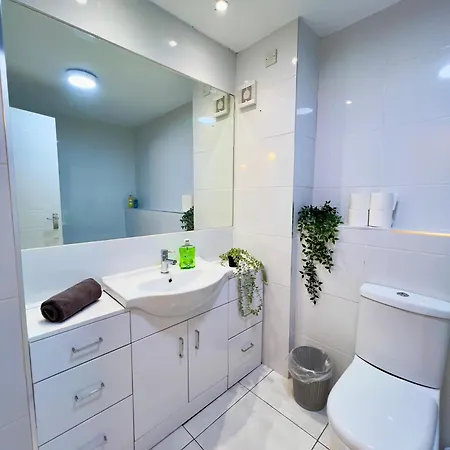 Apartment Garden-view 2br - Free Parking & Wifi Glasgow