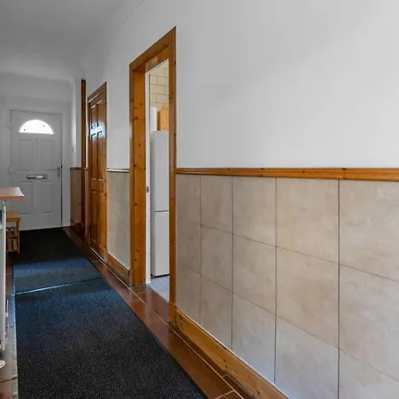 3 Bedroom Apartment - Glasgow Cromdale St - Sleeps 5 - Contractors, Business & Relocations - Free Parking *