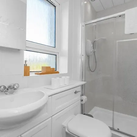 3 Bedroom Apartment - Glasgow Cromdale St - Sleeps 5 - Contractors, Business & Relocations - Free Parking Glasgow