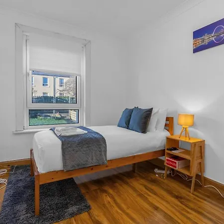 3 Bedroom Apartment - Glasgow Cromdale St - Sleeps 5 - Contractors, Business & Relocations - Free Parking
