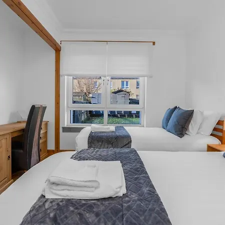 3 Bedroom Apartment - Glasgow Cromdale St - Sleeps 5 - Contractors, Business & Relocations - Free Parking Glasgow
