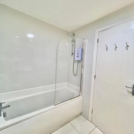 Apartment Garden-view 2br - Free Parking & Wifi