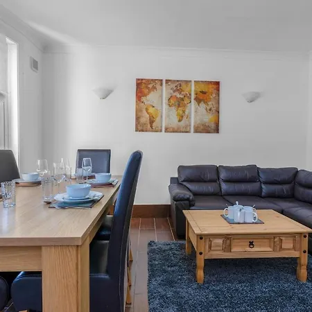 3 Bedroom Apartment - Glasgow Cromdale St - Sleeps 5 - Contractors, Business & Relocations - Free Parking Glasgow