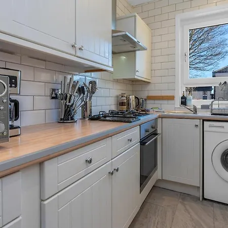 3 Bedroom Apartment - Glasgow Cromdale St - Sleeps 5 - Contractors, Business & Relocations - Free Parking *
