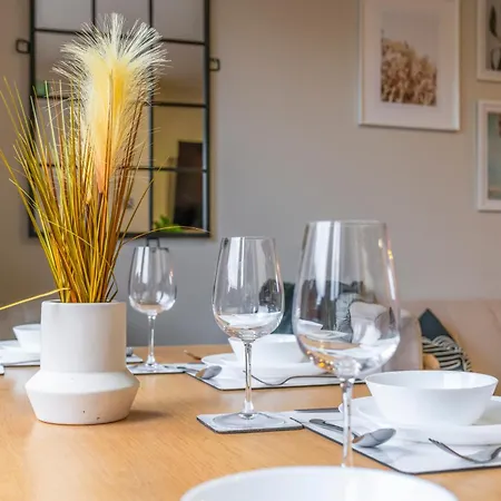 Feriehus Modern 5 Bedroom Townhouse With Free Parking *