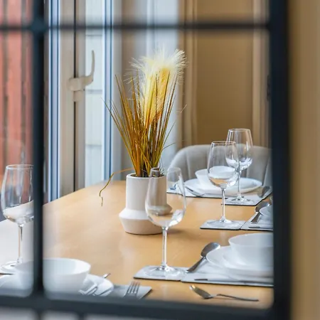 Modern 5 Bedroom Townhouse With Free Parking *