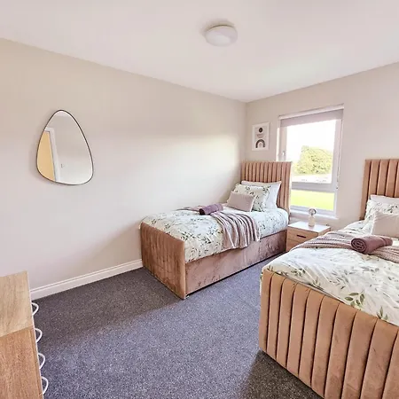 Дом отдыха Modern 5 Bedroom Townhouse With Free Parking Глазго