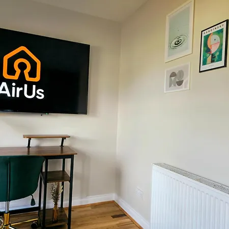 Modern 5 Bedroom Townhouse With Free Parking *