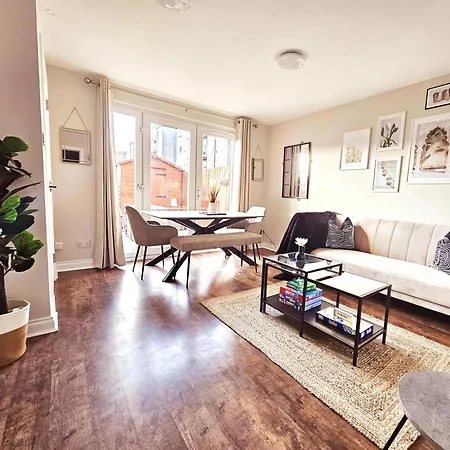 Modern 5 Bedroom Townhouse With Free Parking *