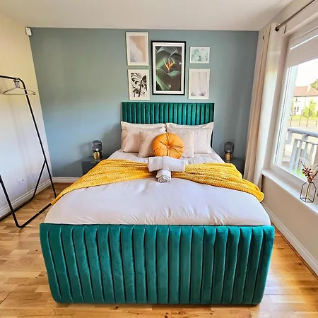 Modern 5 Bedroom Townhouse With Free Parking *