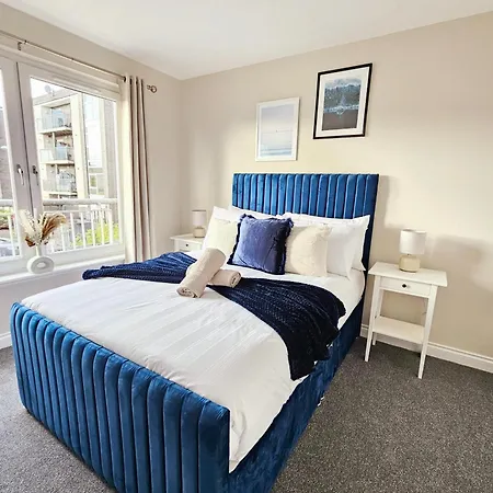 Modern 5 Bedroom Townhouse With Free Parking Glasgow