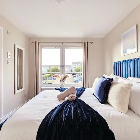 Modern 5 Bedroom Townhouse With Free Parking Feriehus
