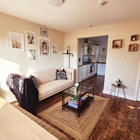 Modern 5 Bedroom Townhouse With Free Parking *