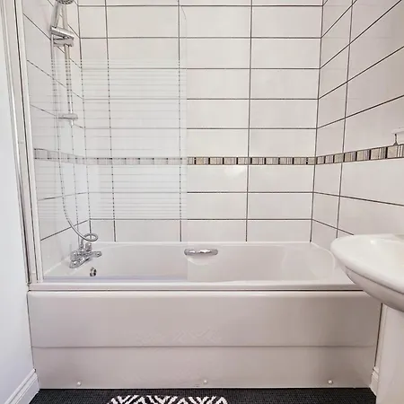 Modern 5 Bedroom Townhouse With Free Parking Glasgow