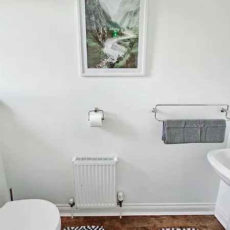 Modern 5 Bedroom Townhouse With Free Parking *