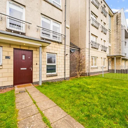 Modern 5 Bedroom Townhouse With Free Parking *