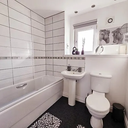 Modern 5 Bedroom Townhouse With Free Parking Feriehus *
