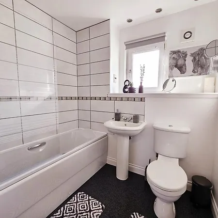 Modern 5 Bedroom Townhouse With Free Parking * グラスゴー