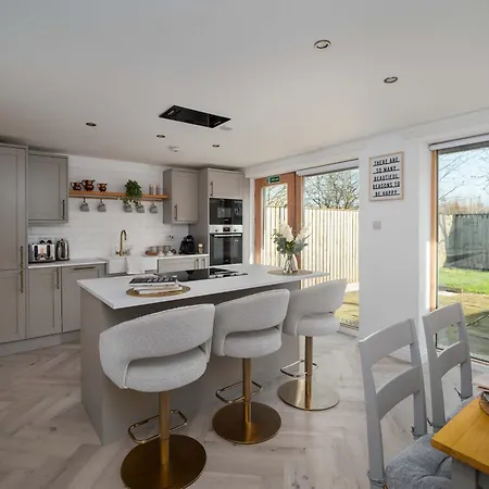 Newly Renovated 3 Bedroom Modern House Nyaraló