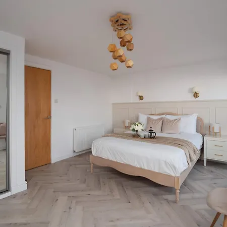 Nyaraló Newly Renovated 3 Bedroom Modern House *