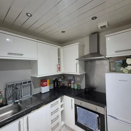 Cosy And Bright 3-bedroom Flat