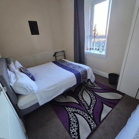 Cosy And Bright 3-bedroom Flat *