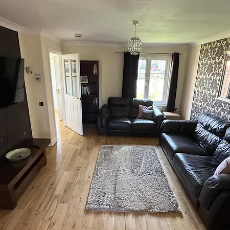 - Entire House - Free Parking , Free Super Fast Wifi , Private Garden & Parking Security Villa Glasgow